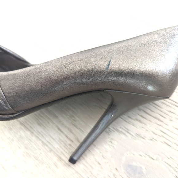 BURBERRY ITCALFAR14STE Metallic Taupe Leather Open-Toe Pumps, Twist Detail; 38 - Picture 8 of 16